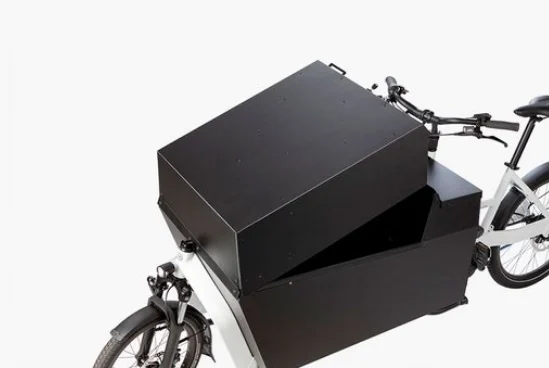 Box mit flachem Cover